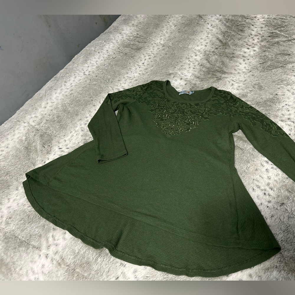 SizeL shirt on the bottom with diamonds on the front to the neck